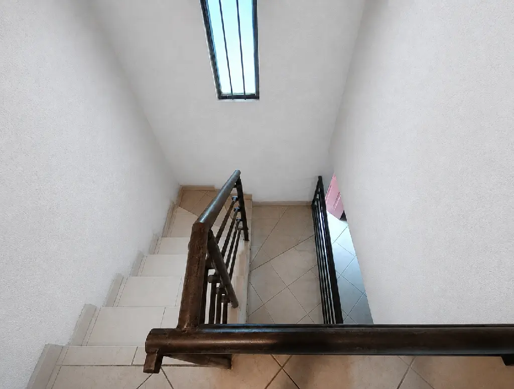 escalera blanca.webp